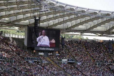 Papa održao govor na stadionu u Rimu