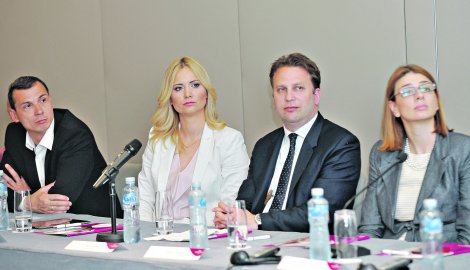 Osnivači: Dragan Maksimović (SIKA), Tijana Bajović (Ringier Axel Springer),  Žan-Luk Eš (švajcarska ambasada), Marjana Davidović (Nestle)