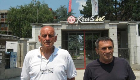 Radnici samo šišaju travu u fabričkom krugu: Branko Petrović i Milan Plavšić