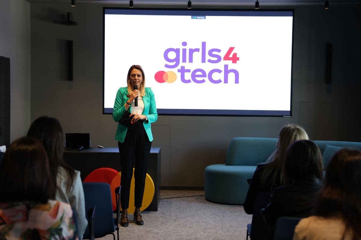 Više od 140 devojčica zakoračilo u svet STEM nauka kroz prvu fazu Mastercard Girls4Tech programa u Srbiji