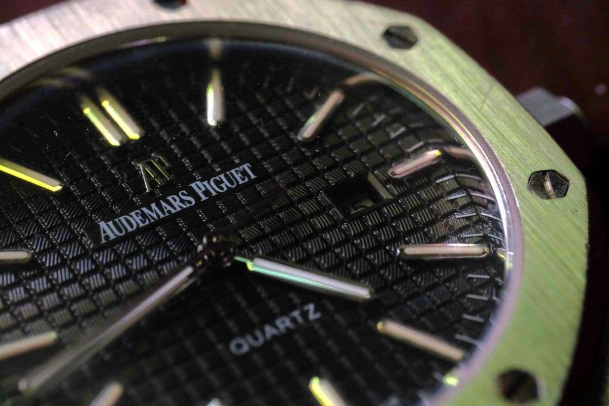 Ljudi kampovali ispred radnji zbog novog Swatch x AP sata, šta je izazvalo pomamu?