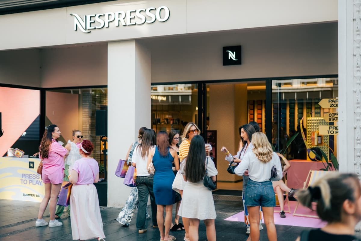 Dnevna žurka u srcu Knez Mihailove: Nespresso otvorio letnju sezonu u duhu osamdesetih