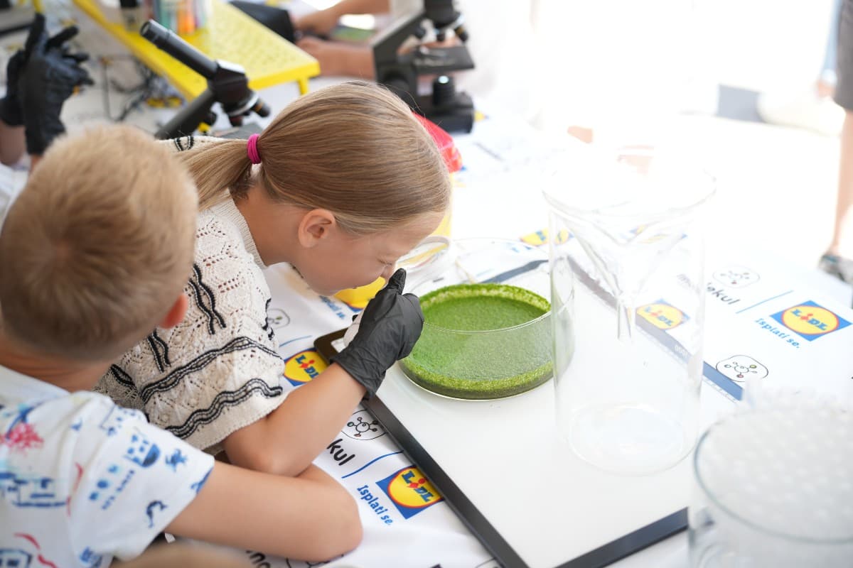 Uspešan početak Dečijeg naučnog karavana: Otvorena laboratorija na Lidl parkingu