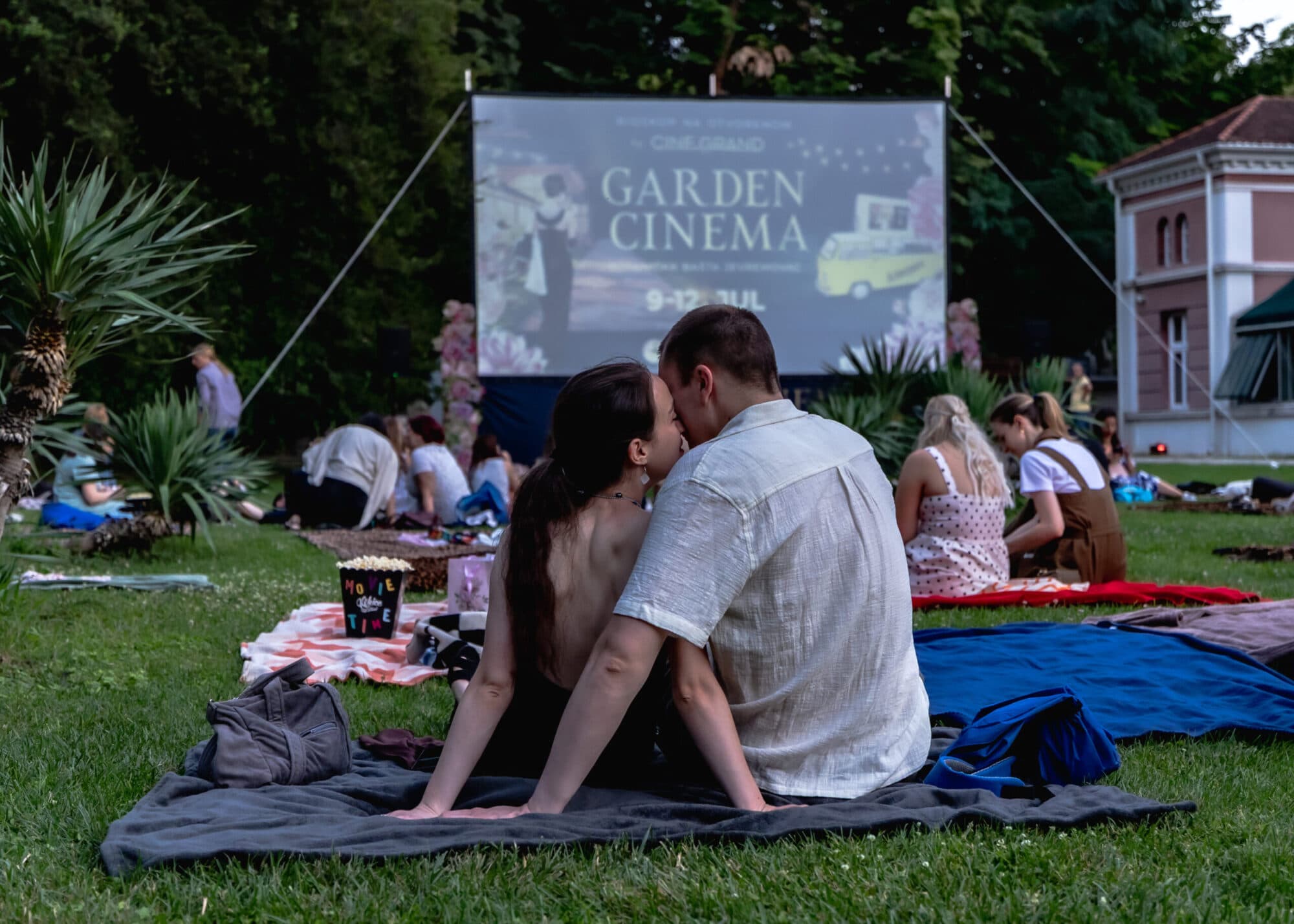 Garden Cinema by Cine Grand otvoren uz kultnu „Kazablanku“: Jevremovac postao najlepši bioskop pod zvezdama