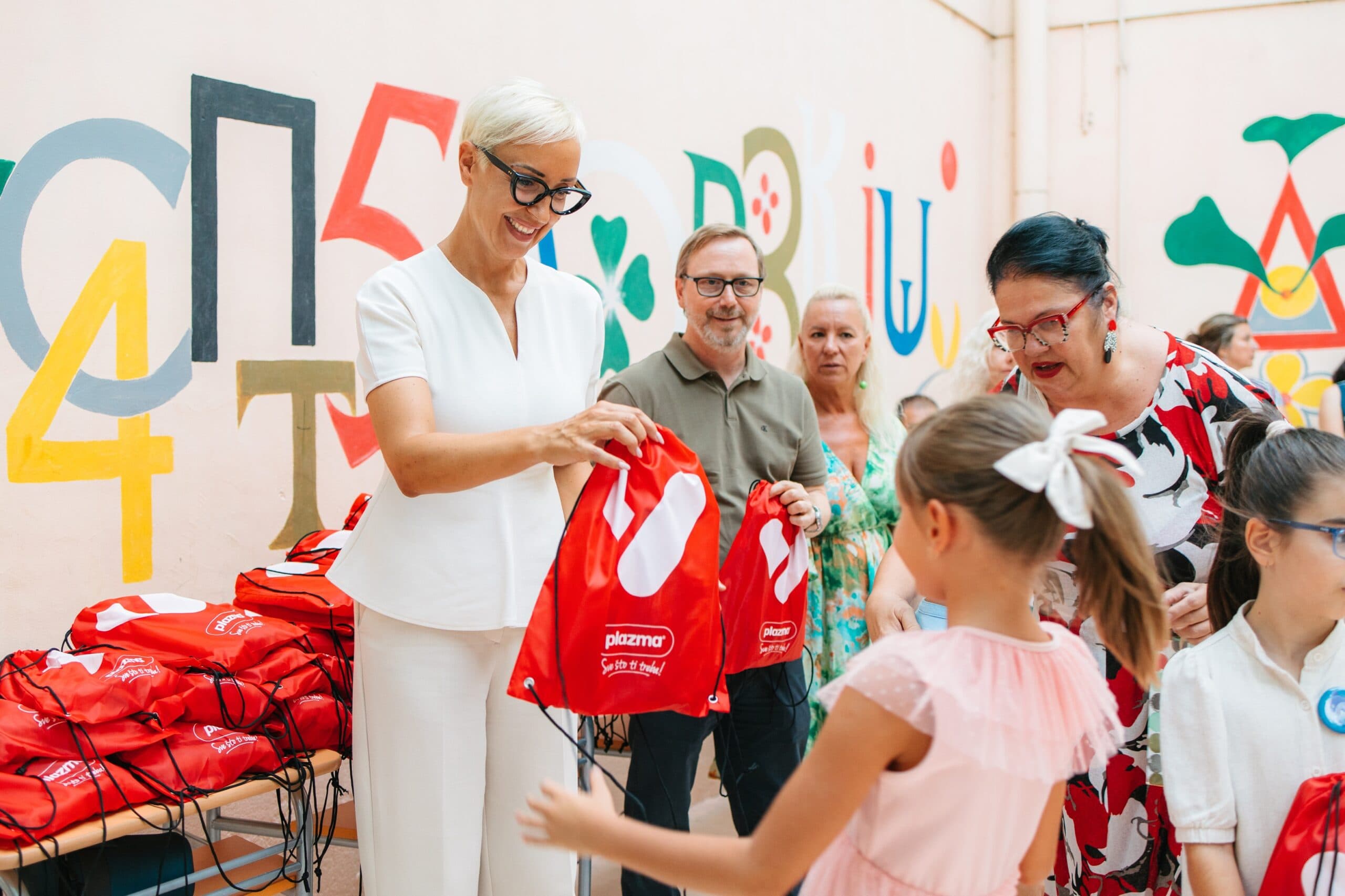 Bambi podelio paketiće za 65.000 prvaka: Inicijativa proširena i na region