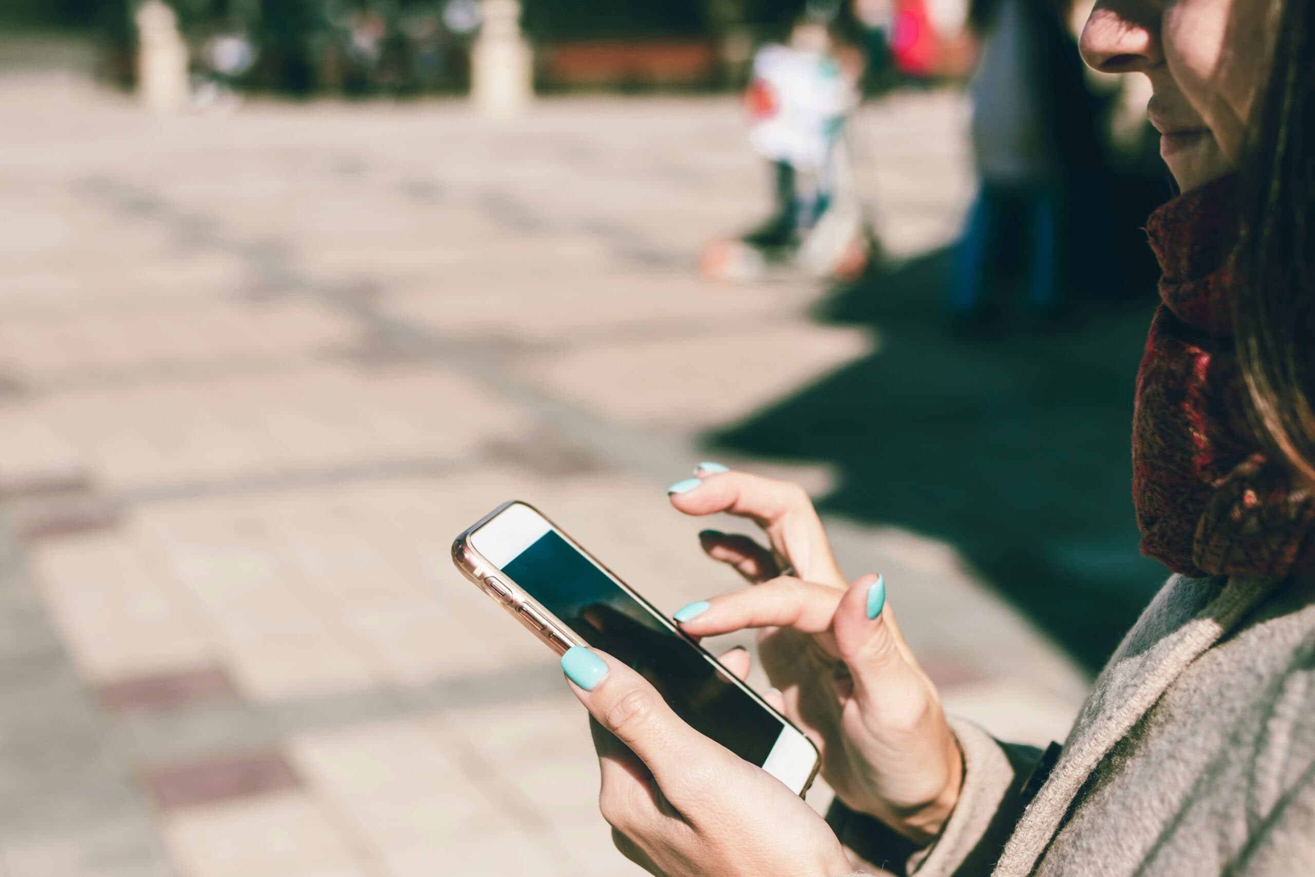 Zašto ljudi namerno „zaglupljuju“ svoje pametne telefone?