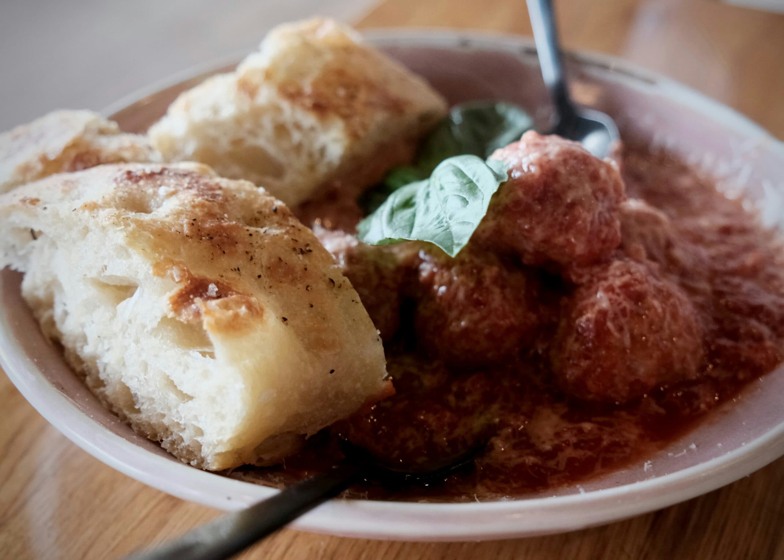 Zašto Italijani hlebom skupljaju ostatke sosa sa tanjira i kako je taj običaj postao deo kulture obedovanja