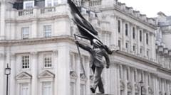 Statua sa potpisom Benksija postavljena u Londonu