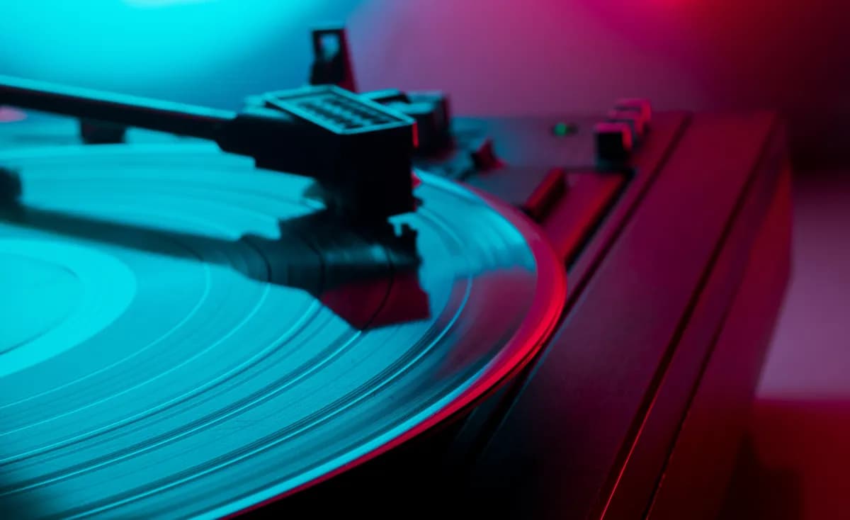 Zašto u eri strimovanja ljubitelji muzike i filma beže od algoritama i opet koriste CD, DVD pa i ploče