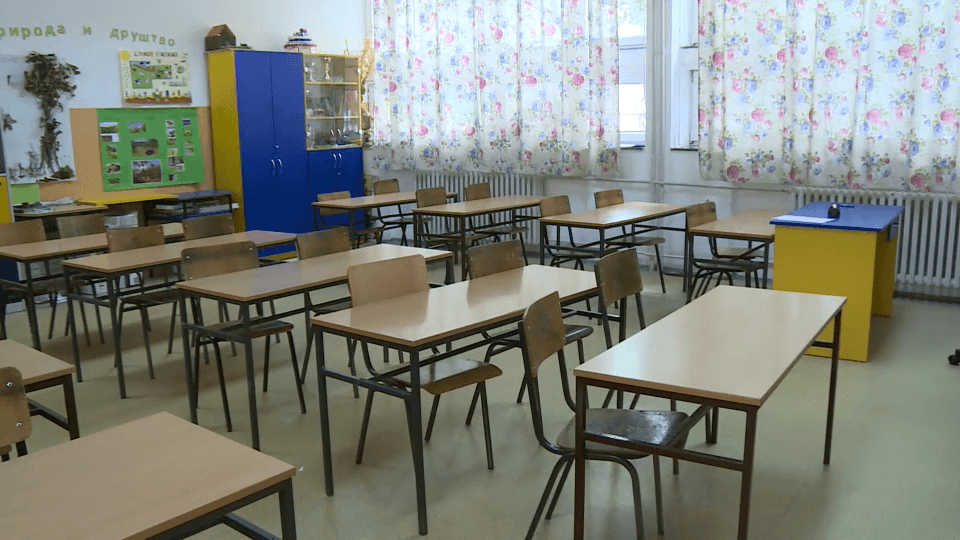Porodica u doba neizvesnosti: Puna škola vrata, niotkuda đaka