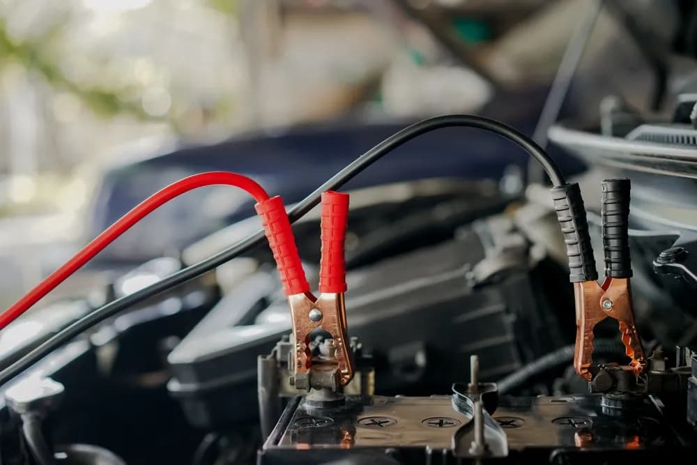 Pravilno paljenje automobila na kleme: Opasne greške koje mogu skupo da vas koštaju