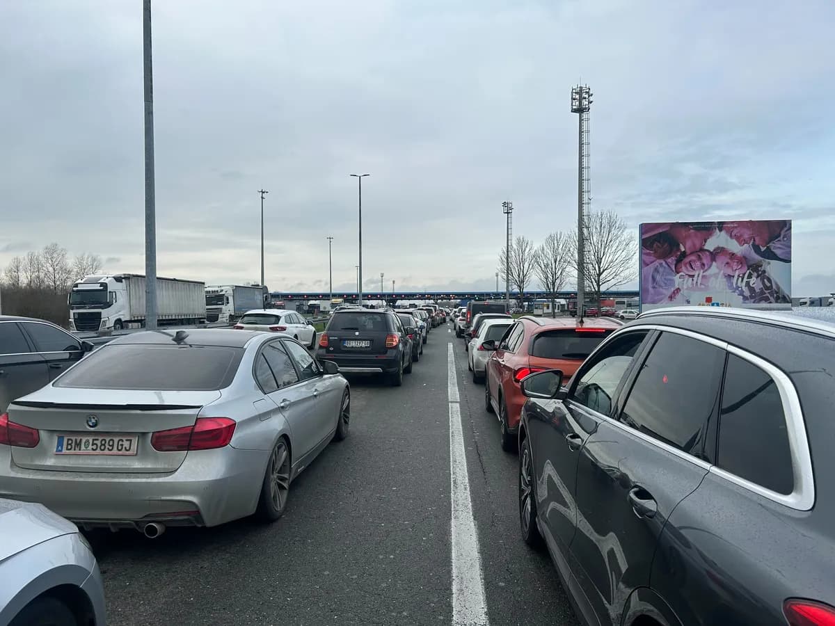 AMSS: Pojačan intenzitet saobraćaja, duža čekanja putničkih vozila na graničnim prelazima