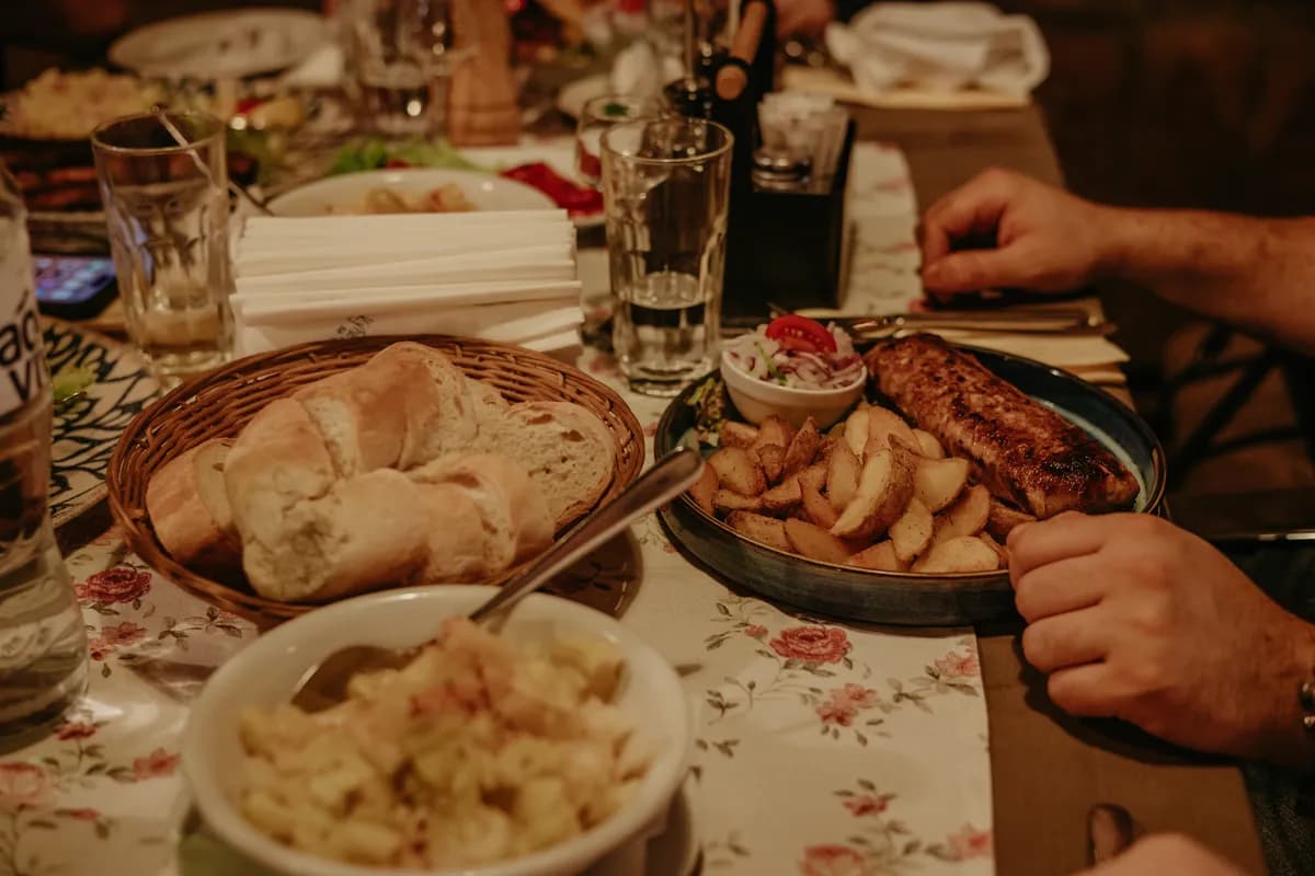 Koliko su poskupela gotova jela, pečenje i piće u restoranima za godinu dana?