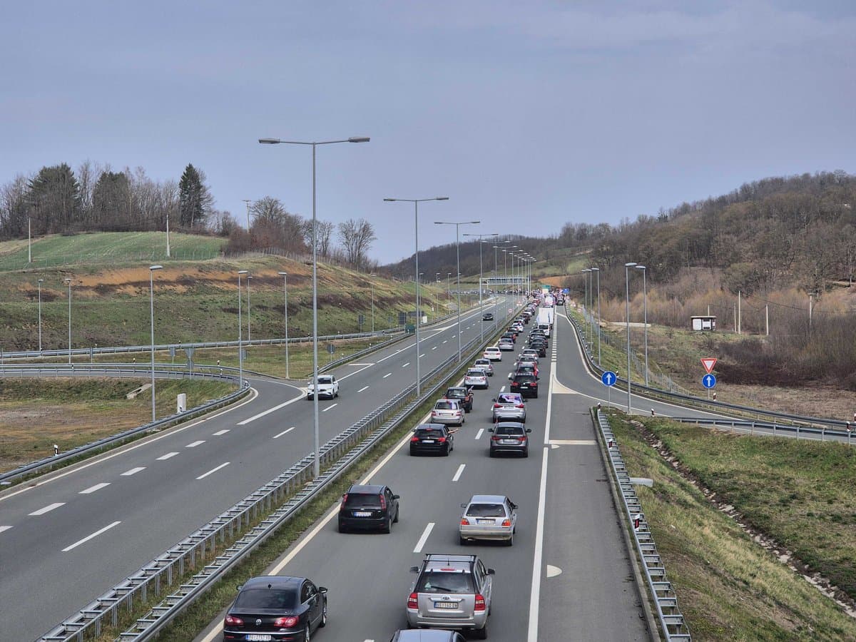 AMSS: Pojačan saobraćaj na putevima ka izletištima, povoljni uslovi za vožnju
