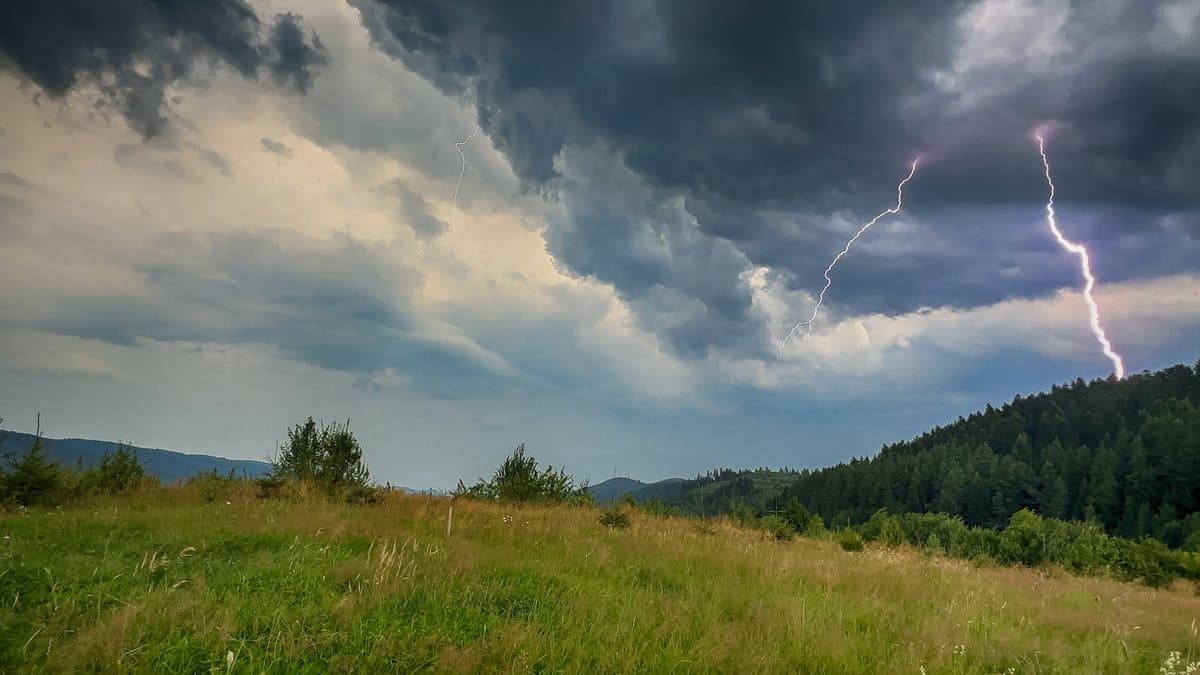 RHMZ izdao upozorenje - u kojim delovima Srbije nas očekuju pljuskovi, grmljavina, pa i grad