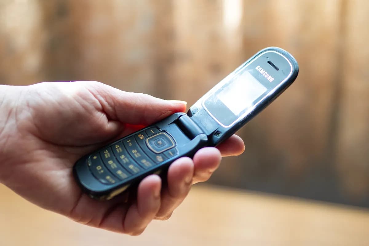 Mislite da ne možete bez pametnog telefona? Devojka tvrdi da joj je stari telefon na preklop poboljšao život