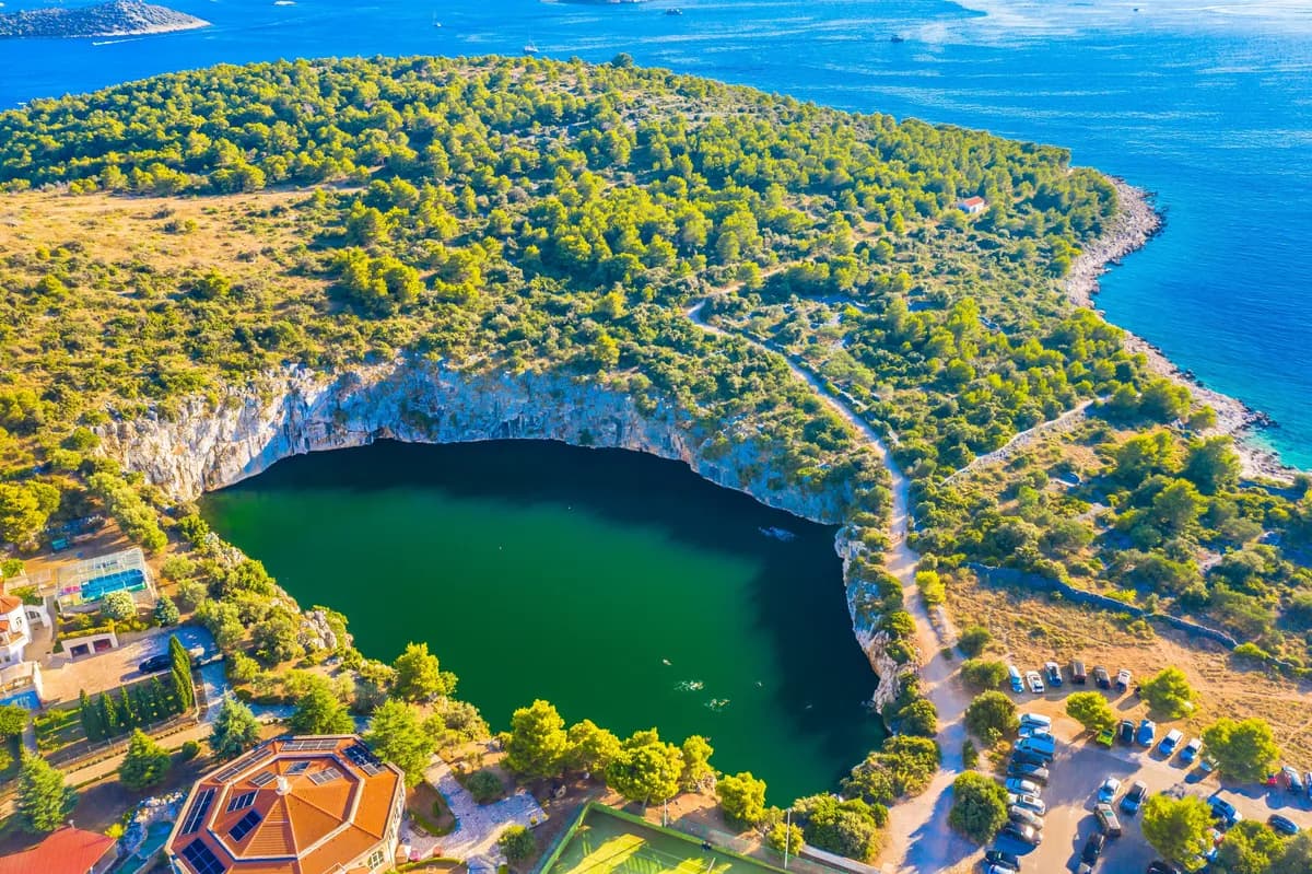 Misteriozno jezero na Jadranu krije tajnu: Naučnici već 30 godina prate neobičnu pojavu u njegovim dubinama