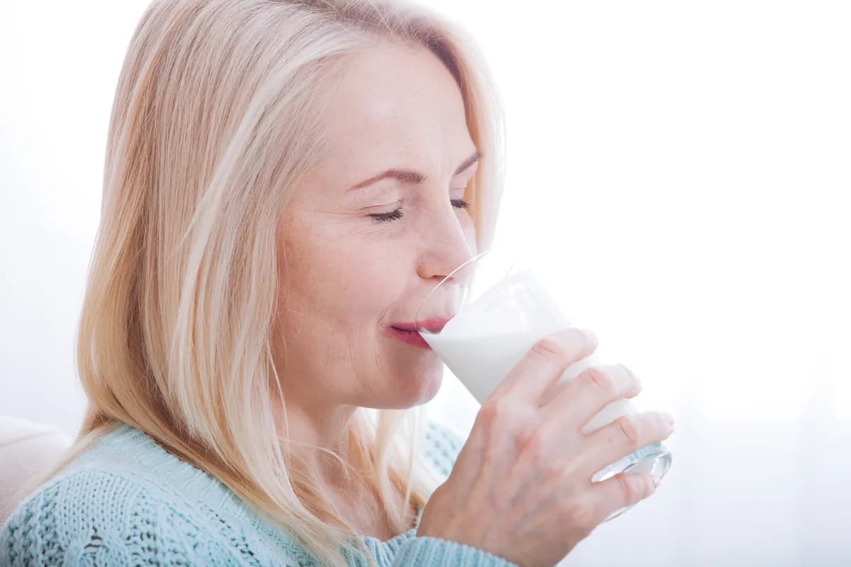 Najbolji napitak posle večere za ublažavanje simptoma menopauze, prema dijetetičarima