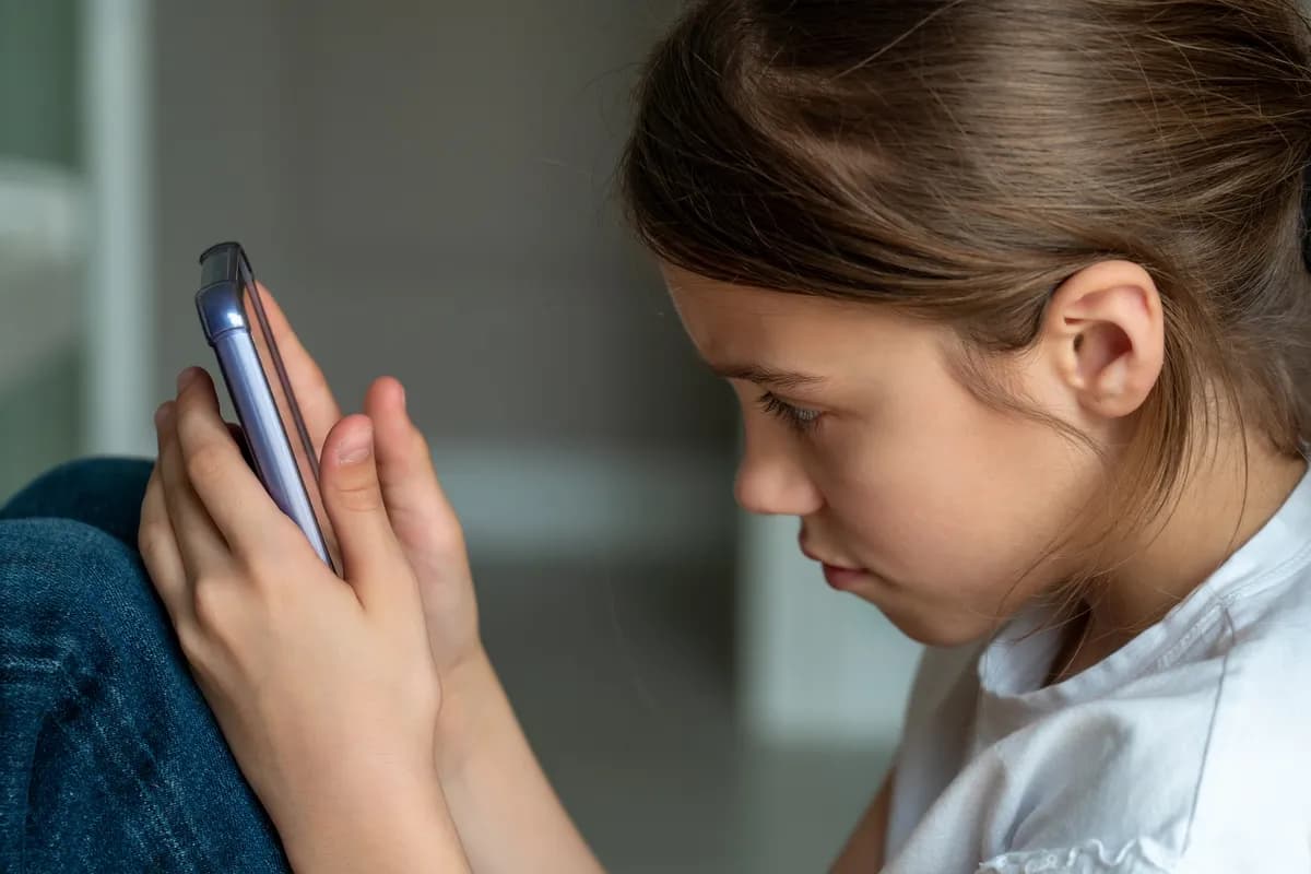 Smeši se zabrana upotrebi mobilnih telefona u školama: Kazne i do 100 hiljada dinara