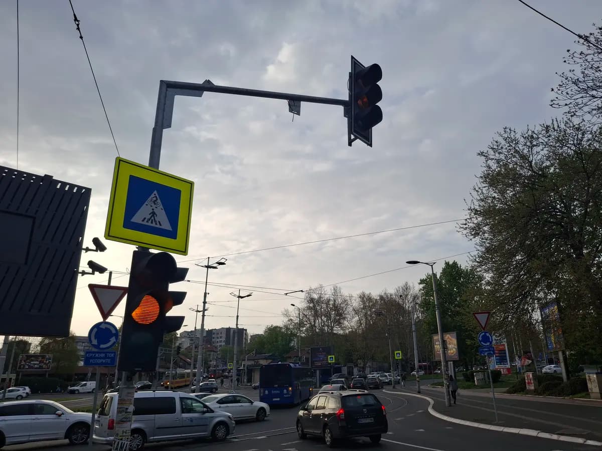 Semafori u kružnim tokovima zbunjuju vozače i pešake: Ko ima prednost kad je trepćuće žuto svetlo?