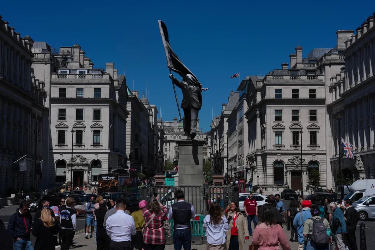 (FOTO) U centru Londona se pojavila nova skulptura Benksija