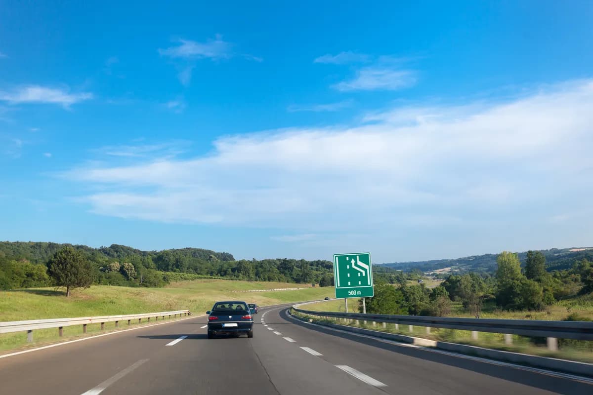 Vozačima se savetuje oprez zbog najavljenih vrlo visokih temperatura