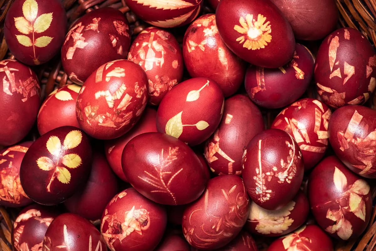 Farbanje jaja lukovinom: Recept za prava mala umetnička dela