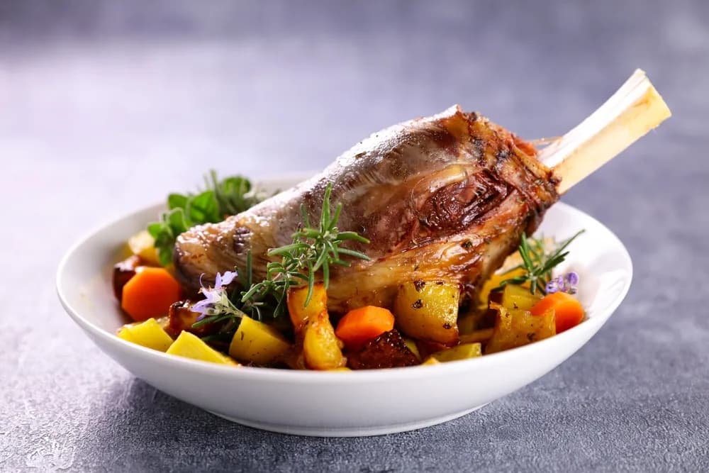 Predlog za uskršnji ručak: Aromatična jagnjetina s krompirom i belim lukom