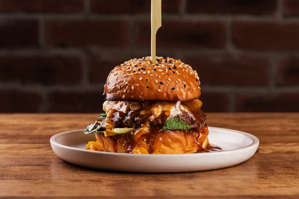 Svetski dan burgera - kako je nastao i šta ga razlikuje od hamburgera