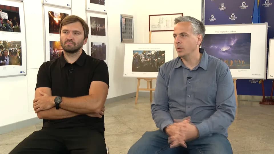 "Gromoglasna generacija" Uroša Arsića Betina fotografija godine: Marš srednjoškolaca sa gromom iznad glava