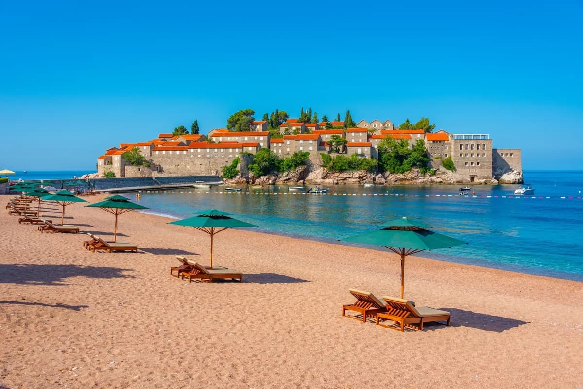 Sveti Stefan očekuje prve goste nakon pet godina: Komplet ležaljki na Kraljevoj plaži 240 evra