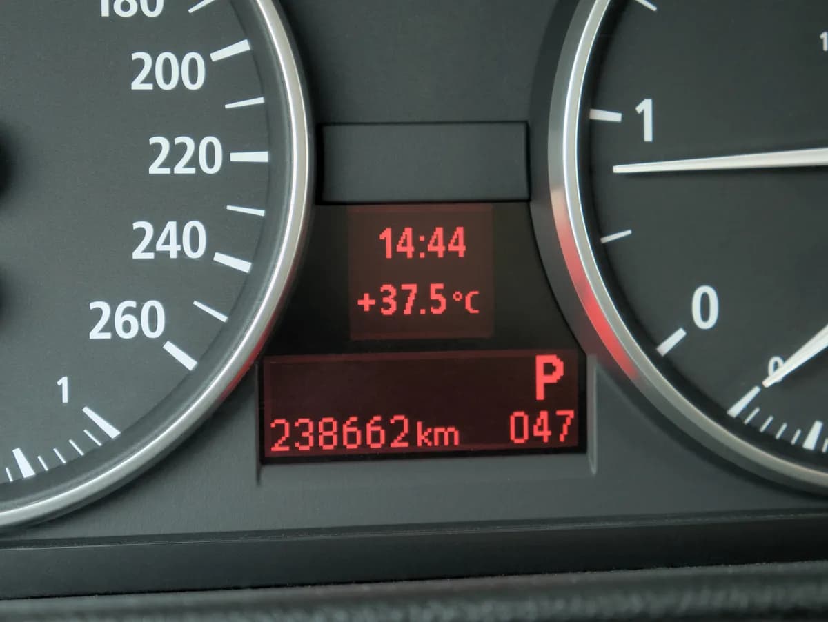Postoji logično objašnjenje - zašto automobil leti pokazuje veću temperaturu