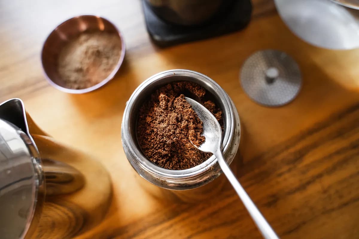 Koliko kašičica kafe staviti u džezvu? Prava mera za savršen ukus