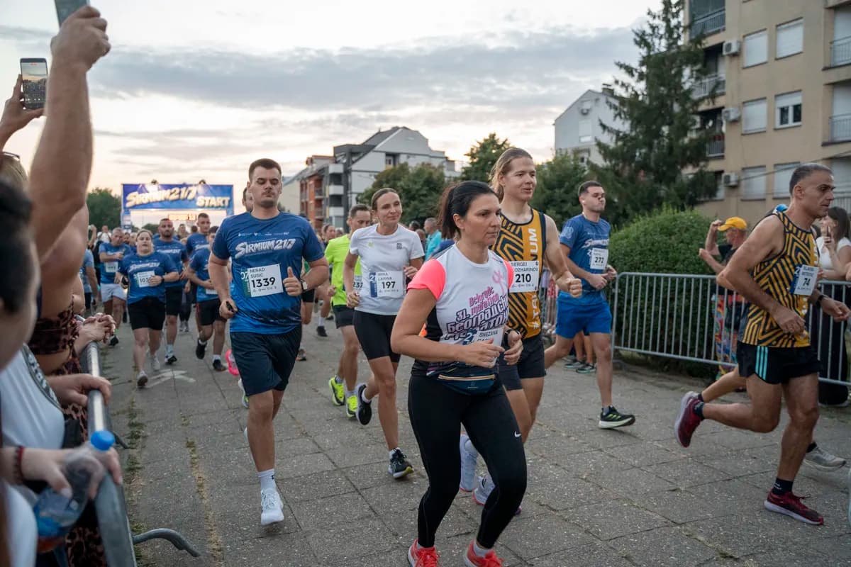 Više od hiljadu trkača iz Srbije i sveta trčalo "za retke":  Održan prvi humanitarni noćni polumaraton "Sirmijum 21/7"
