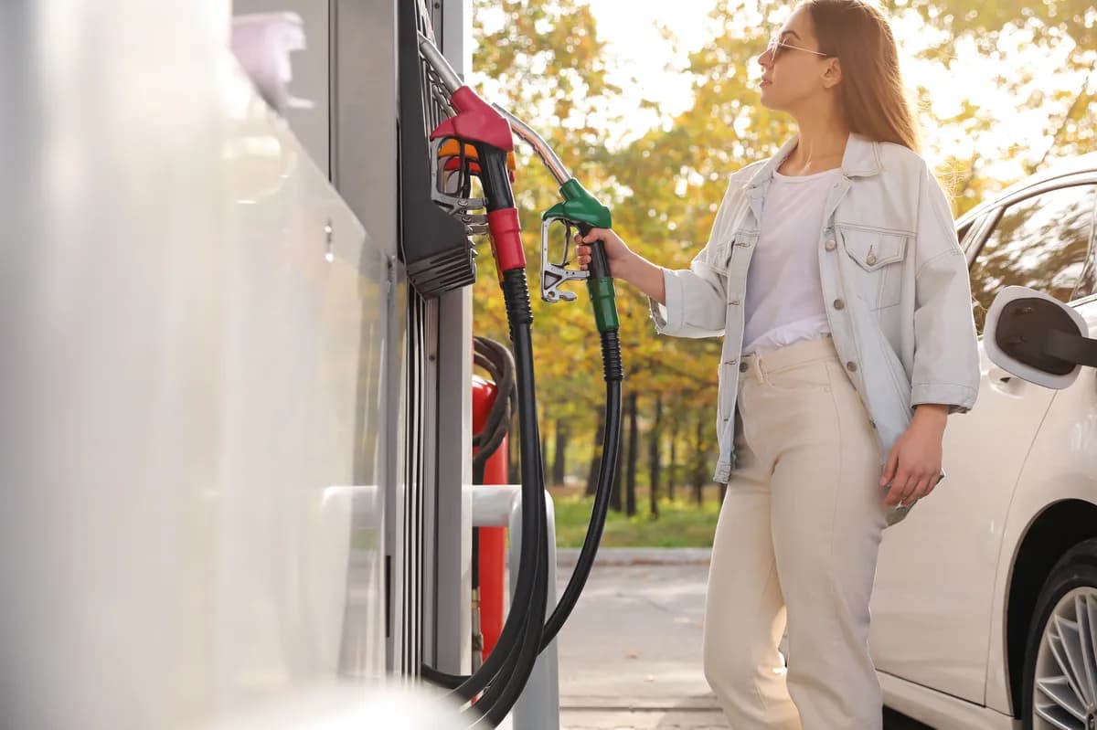 Otvor za gorivo nije uvek na istoj strani automobila - za to postoji nekoliko razloga