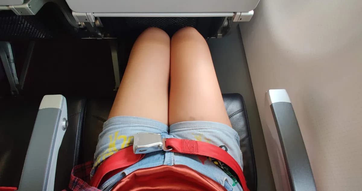 "Verujte mi, videla sam užasne stvari": Stjuardesa insistira da u avionu nosite duge pantalone i ne samo to