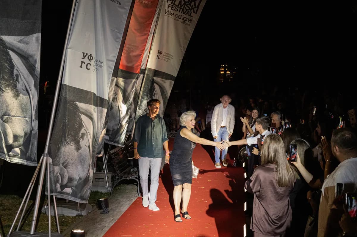 Treće večeri Filmskog festivala u Nišu prikazana najtraženija ostvarenja, građani se upoznavali sa glumcima na crvenom tepihu (FOTO)