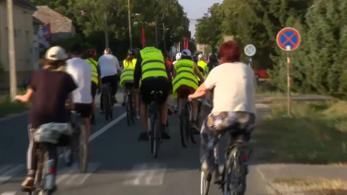 Više desetina Čačana dočekalo studente koji biciklima putuju po Srbiji