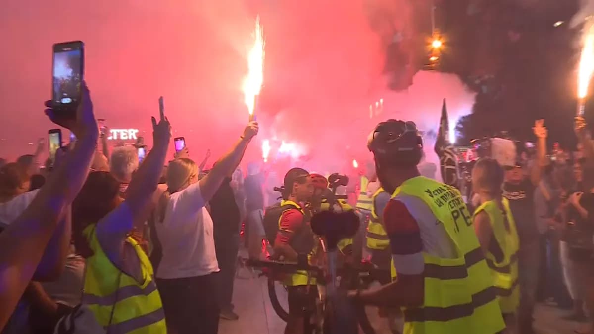 Studenti biciklisti dočekani u Kraljevu i Subotici: Ovacije, baklje i "Pumpaj" (VIDEO)