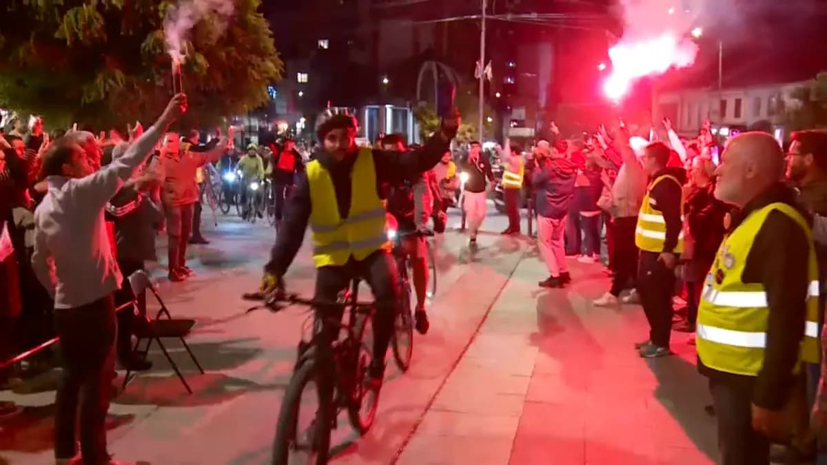Student cyclists greeted by large crowds in Vranje and Sabac
