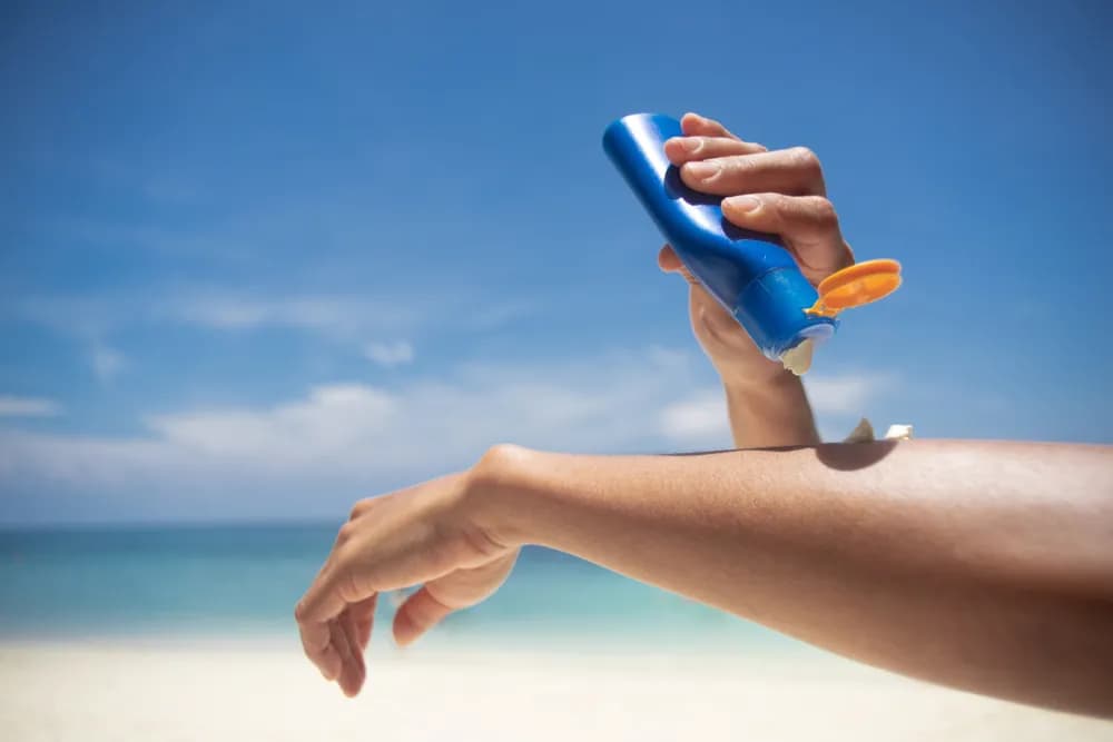 Dermatolog za N1 objašnjava: Koliko kreme za sunčanje zaista treba da nanesete
