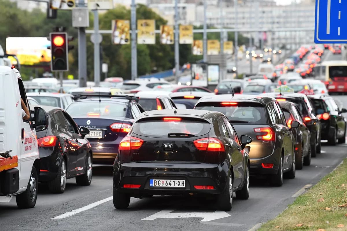 AMSS: Povoljni uslovi za vožnju, saobraćaj umeren, na brojnim deonicama u toku radovi