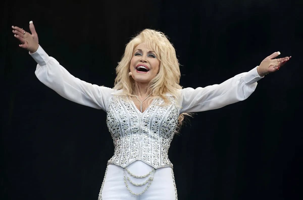 Doli Parton je snimila pesmu koja će biti objavljena 2046, na njen 100. rođendan: Numera je zaključana u vremenskoj kapsuli