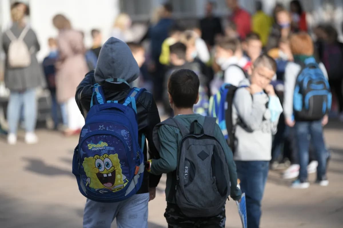 Stručnjaci upozorili: Teške đačke torbe baš zamaraju leđa dece