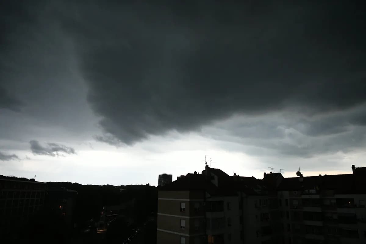 Izdato upozorenje na grmlјavinske nepogode: Evo kad snažno nevreme stiže u Srbiju i kad zahvata Beograd