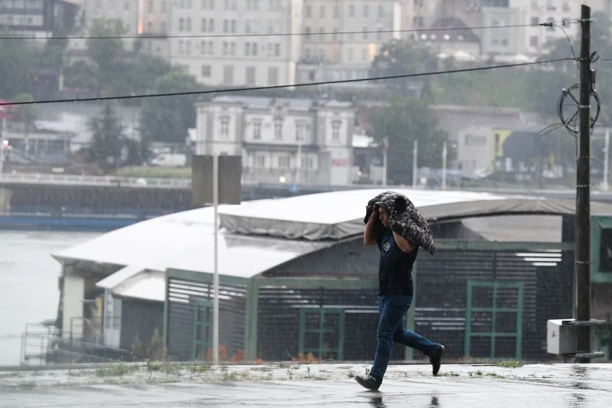Od ovog datuma u Srbiji počinju pljuskovi, grmljavina i hladan vetar: Temperatura pada sa 35 na 24 stepena i više neće biti toplog vremena