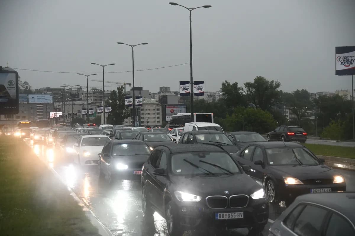 AMSS vozačima savetuje oprez zbog iznenadnih pljuskova, kamioni čekaju četiri sata na prelazu Šid