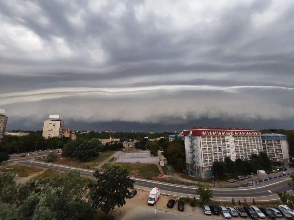 Izdato upozorenje:  Snažno nevreme sa grmljavinom, olujnim vetrom i gradom stiže u Srbiju