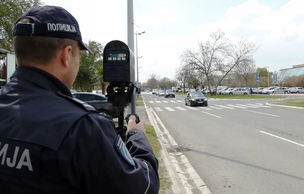 "Presretačem" zaustavili vozača u Surčinu, vozio 243 kilometra na čas na delu puta na kom je ograničenje 100