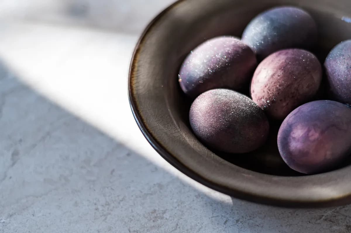 Farbanje jaja u vinu je s razlogom hit: Iznenadiće vas kako se moćna boja dobije, a potpuno prirodno